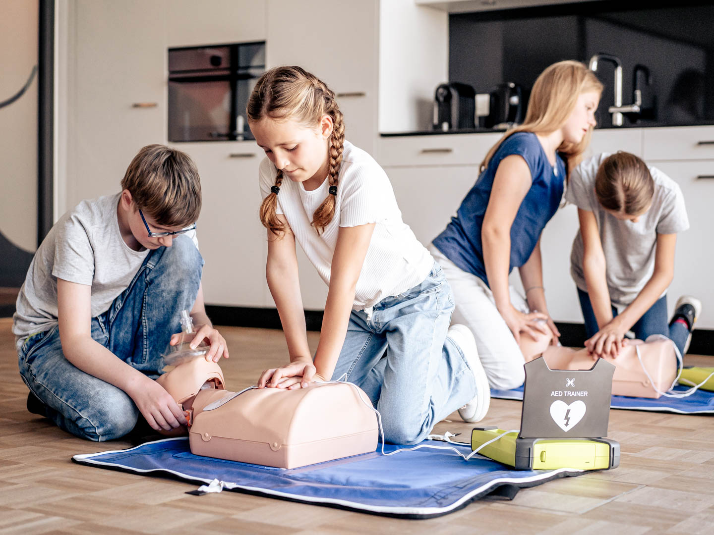 Kinder und Jugendliche an einem 1. Hilfe Workshop