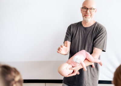 Babys bei Erstickungsgefahr korrekt helfen