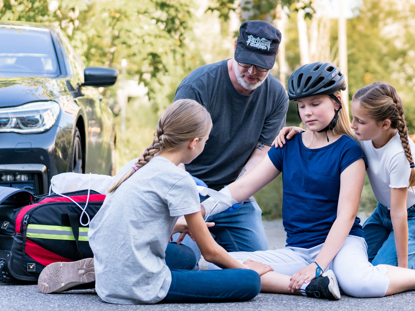 Verband anlegen und 1. Hilfe nach Autounfall